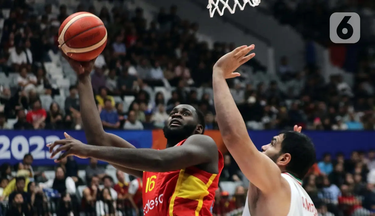 Pemain timnas basket Spanyol, Usman Garuba (kiri) saat berlaga melawan Iran pada penyisihan Grup G FIBA World Cup 2023 di Indonesia Arena, Gelora Bung Karno, Jakarta, Rabu (30/8/2023). (Liputan6.com/Helmi Fithriansyah)
