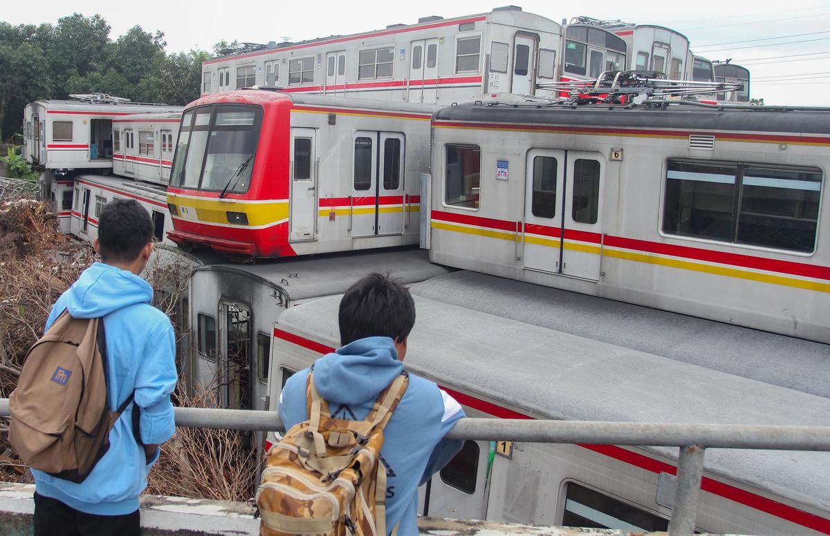 FOTO: Gerbong KRL Tak Terpakai Bertumpuk di Depok Picu Rasa Penasaran Warga
