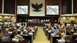 Suasana pelantikan Mohammad Saleh sebagai Ketua DPD RI di Gedung Nusantara V Kompleks Parlemen, Jakarta, Rabu (12/10). Saleh terpilih menjadi orang nomor satu di DPD menyingkirkan dua pesaingnya, GKR Hemas dan Farouk Muhammad. (Liputan6.com/Johan Tallo)