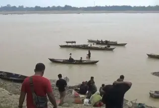 Unit Reskrim Polsek Jalur Luar Kota (Jaluko), Polres Muaro Jambi, bersama Pemerintah Desa Senaung turun ke lokasi dan membubarkan aktivitas perburuan benda antik di aliran Sungai Batanghari. (Foto: Antara)