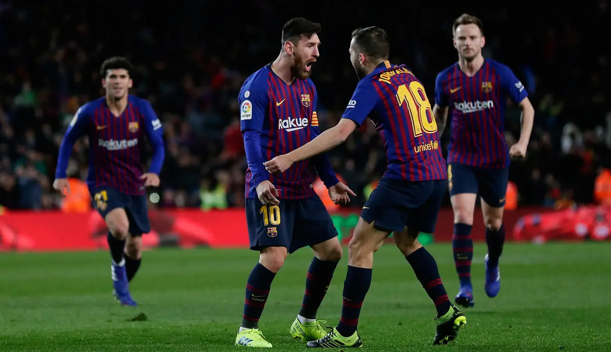 Ekspresi pemain Barcelona, Lionel Messi (dua kiri) setelah mencetak gol ke gawang Valencia dalam lanjutan Liga Spanyol di Camp Nou, Spanyol, Minggu (3/2). Dua gol Messi membuat pertandingan berakhir 2-2. (AP Photo/Manu Fernandez)