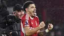 Pemain Nottingham Forest, Ryan Yates, berusaha melewati pemain Manchester United, Sergio Reguilon, pada laga pekan ke-20 Premier League 2023/2024, Minggu (31/12/2023) dini hari WIB. (AP Photo/Rui Vieira)