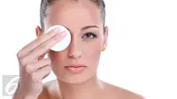 Sering melewatkan penggunaan krim mata dalam rangkaian perawatan kulit? Ini bahayanya. (Istockphoto)