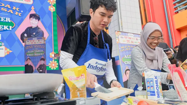 Gambar 2. Aksi Aldi Taher dalam Mendadak Duel Masak di Rumah Indofood Jakarta Fair Kemayoran 2026