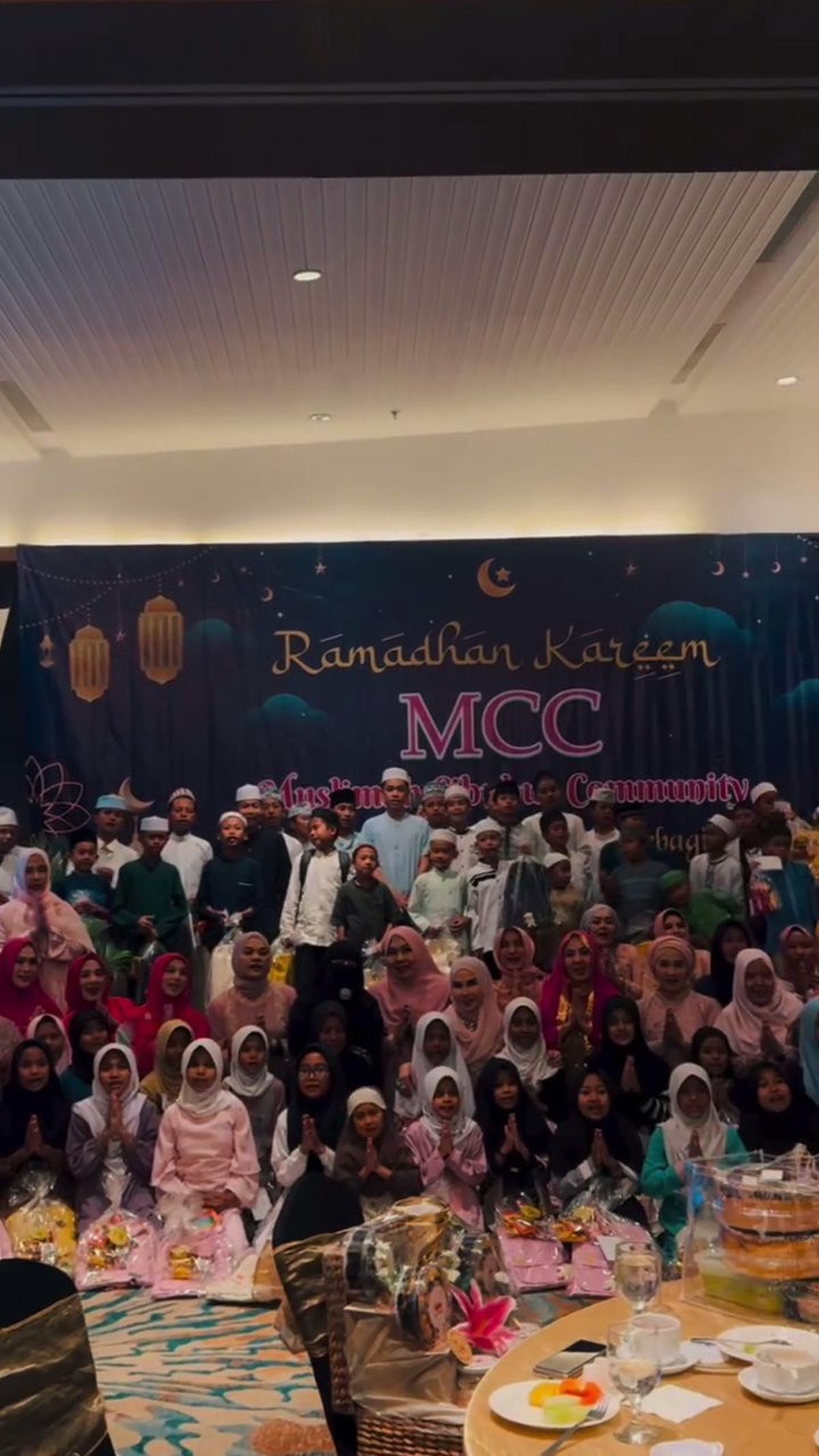 7 Potret Umi Pipik Hadir Acara Buka Puasa Bersama dengan Anak Yatim, Abidzar Al-Ghifari Hibur dengan Lagu
