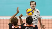 Pevoli Amerika Serikat, Aaron Russel, berusaha memasukkan bola saat melawan China pada laga Volleyball Nations League 2022 di Brasil, Jumat (10/6/2022). (AP/Eraldo Peres)