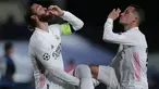 Bek Real Madrid, Sergio Ramos (kiri) merayakan gol yang dicetaknya ke gawang Atalanta pada leg kedua babak 16 besar Liga Champions di Estadio Alfredo di Stefano, Rabu (17/3/2021) dini hari WIB. Real Madrid mengalahkan Atalanta 3-1 dan lolos ke perempat final dengan agregat 4-1. (AP/Bernat Armangue)