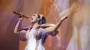 Untuk konser tunggalnya ini, Krisdayanti mengenakan gaun dengan detail tambahan cape di bagian pundak. Gaun dua warna putih-cokelat ini tampak sempurna membalut tubuhnya bak seorang ratu. Foto: Instagram.