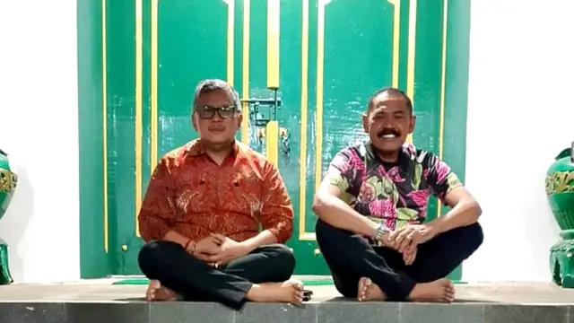 Sekretaris jenderal DPP PDI Perjuangan (PDIP) Hasto Kristiyanto dan Ketua DPC PDIP Kota Solo, FX Hadi Rudyatmo atau FX Rudy  berziarah ke Makam Pangeran Sambernyawa yang terletak di kaki Gunung Lawu, Jawa Tengah.