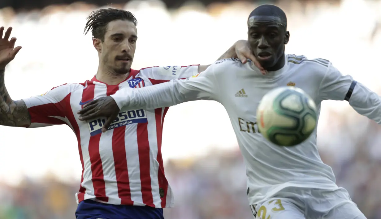 Bek Atletico Madrid, Sime Vrsaljko berebut bola dengan bek Real Madrid, Ferland Mendy pada pertandingan lanjutan La Liga Spanyol di stadion Santiago Bernabeu di Madrid, Sabtu, (1/2/2020). Real Madrid menang tipis 1-0 atas Atletico Madrid. (AP Photo/Bernat Armangue)