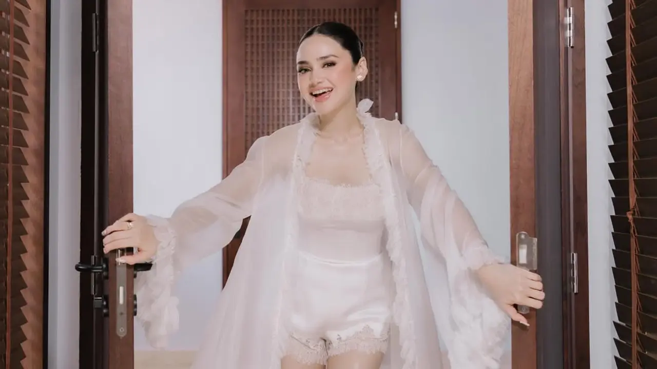 Syifa Hadju Tampil Berbeda dengan Bridal Robe Jumpsuit Putih di Momen Resepsi Bali