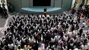 Sejumlah peserta berkumpul mengikuti simulasi evakuasi anti-rudal di taman hiburan Tokyo Dome City, Jepang, (22/1). Simulasi digelar untuk melatih warga Jepang untuk siap menghadapi rudal yang bisa mengancam setiap waktu. (AFP Photo/Toshifumi Kitamura)