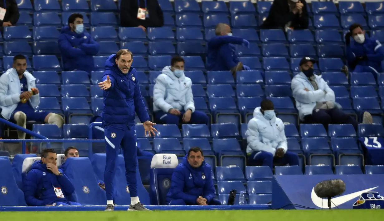 Pelatih Chelsea Thomas Tuchel memberikan instruksi kepada para pemainnya saat melawan Brighton and Hove Albion pada pertandingan Liga Inggris di Stadion Stamford Bridge, London, Inggris, Selasa (20/4/2021). Pertandingan berakhir 0-0. (Mike Hewitt/Pool via AP)