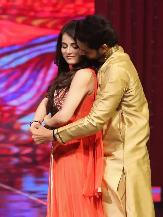 Shakti Arora dan Radhika Madan terlihat memeragakan beberapa adegan yang baru saja dibintanginya. Tata cahaya dan panggung megah dalam acara drama musikal yang disiarkan secara langsung dari studio 2, Minggu 7 Mei. (Bambang E. Ros/Bintang.com)