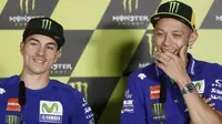 Valentino Rossi terkesan dengan performa Maverick Vinales yang mampu bersaing di MotoGP 2017. (EPA/Andeu Dalmeu)
