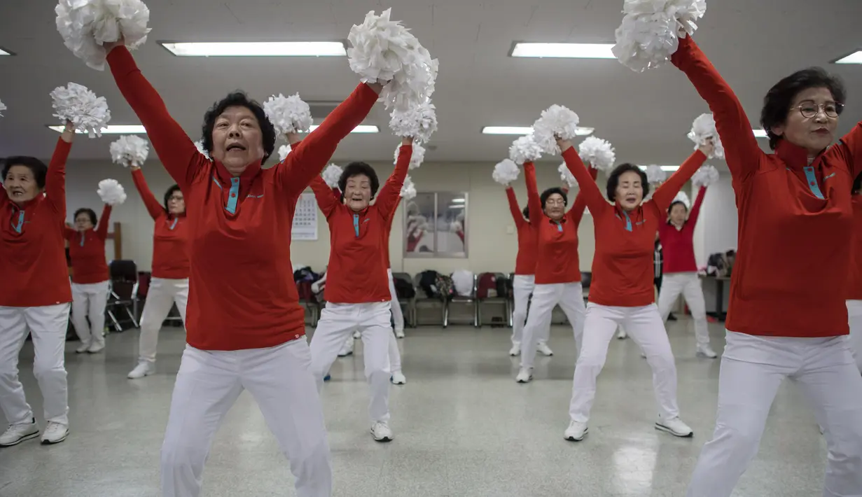 Sejumlah wanita lanjut usia melakukan latihan rutin cheerleaders di ruang latihan di Samcheok, Korsel (3/3). Sekumpulan wanita lanjut usia tersebut tergabung dalam kelompok cheerleaders yang bernama Cheer Mommy. (AFP/Ed Jones)