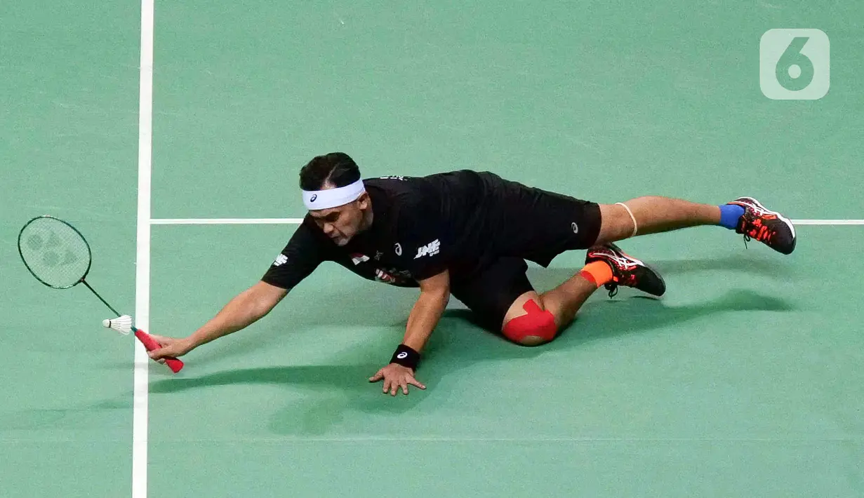 Valentino Simanjuntak saat melawan Vincent Rompies pada acara Vindes Sport bertajuk Tepok Bulu 2022 di Mahaka Square, Jakarta, Minggu (3/7/2022). Vincent Rompies mengalahkan Valentino Simanjuntak dengan skor 21-12 dan 22-20. (Liputan6.com/Herman Zakharia)