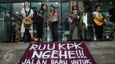  Band Punk Marjinal menyambangi Gedung KPK, Jakarta, Rabu (17/2). Mereka mengadakan konser kecil untuk menyuarakan penolakan terhadap revisi undang-undang nomor 30 tahun 2002 tentang KPK. (Liputan6.com/Helmi Afandi)