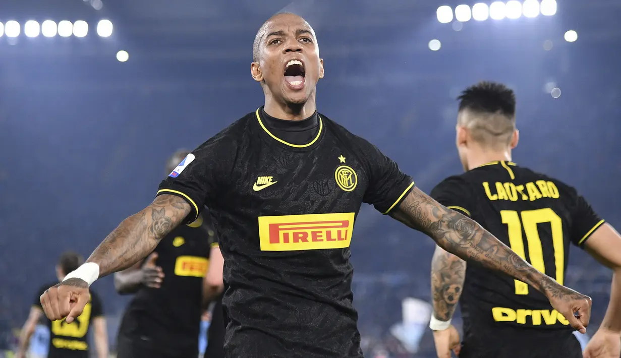 Gelandang Inter Milan, Ashley Young berselebrasi usai mencetak gol ke gawang Lazio pada pertandingan lanjutan Liga Serie A Italia di stadion Olimpiade Roma, Minggu, (16/2/2020). Lazio menang 2-1 atas Inter Milan.  (Alfredo Falcone/LaPresse via AP)