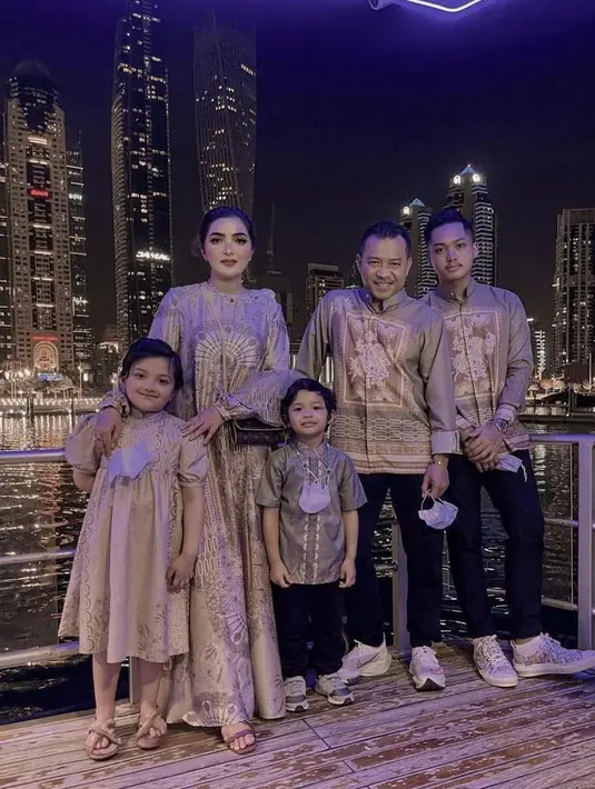 Anak perempuan bisa kompakan sama sang ibu, sementara geng laki-laki bisa kompakan sama ayah seperti outfit keluarga Anang dan Ashanty satu ini. (Instagram/ananghijau).