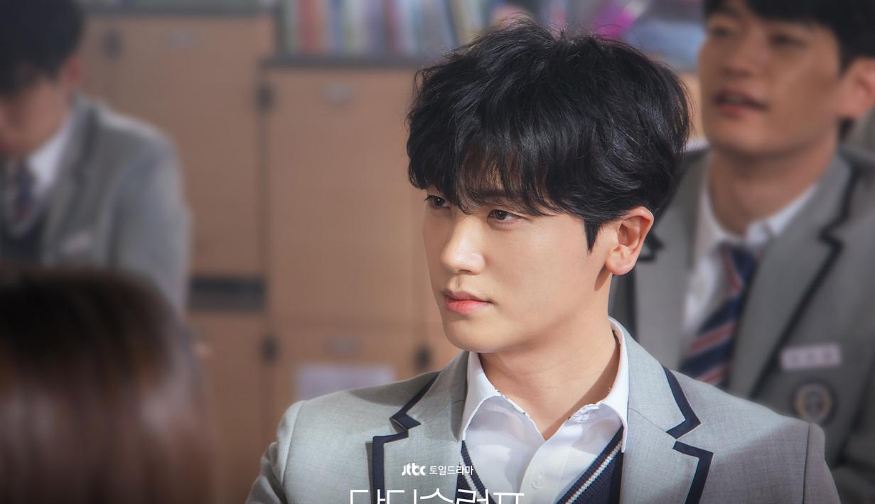 Ketika Nam Ha Neul pertama kali pindah ke sekolahnya, Yeo Jung Woo dengan hati-hati mengamatinya dengan rasa ingin tahu dan kewaspadaan, mengisyaratkan persaingan akademis antara keduanya. (Foto: Instgaram/ jtbcdrama)