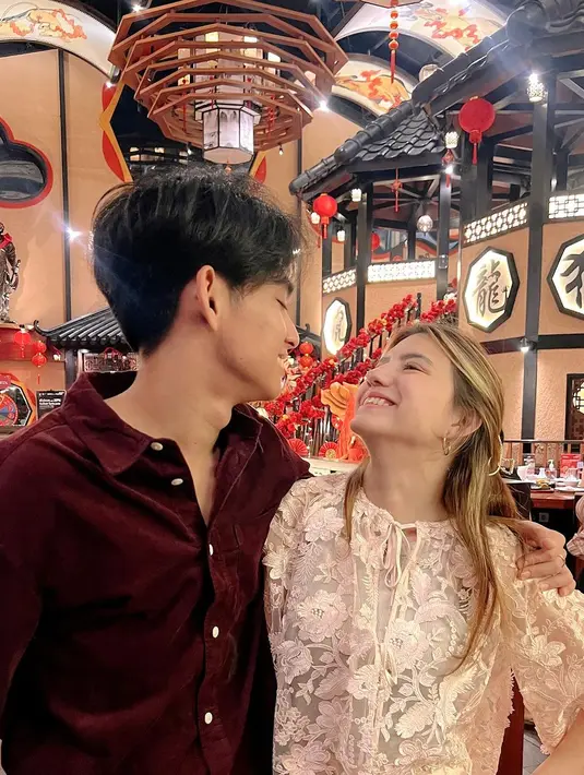 Hampir satu tahun pacaran sejak bulan Juli 2023 lalu, Cassandra Lee dan Ryuken Lie hingga kini masih enggan membocorkan rencana hubungan asmara jenjang pernikahan. (Liputan6.com/IG/@cassandraslee)