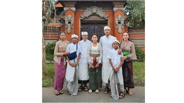 6 Potret Keluarga Oka Antara Rayakan Hari Raya Nyepi, Sakral dan Penuh Suka Cita