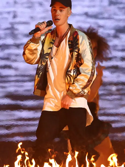 Mantan kekasih dari Selena Gomez ini mengaku merasakan perubahan yang terjadi dalam tubuhnya. Kondisi Bieber pun kian membaik usai menjalani terapi bekam. (AFP/Bintang.com)