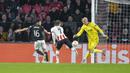 <p>Kiper Sevilla, Marko Dmitrovic berhasil mengamankan bola dari ancaman pemain PSV, Xavi Simons dalam laga leg kedua babak playoff fase gugur Liga Europa 2022/2023 di Philips Stadium, Eindhoven, Jumat (24/2/2023). (AP Photo/Peter Dejong)</p>