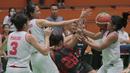 Para pemain MP Samator Jakarta dan pemain Sahabat Semarang berebut bola pada laga Srikandi Cup 2018 di GOR Lokasari, Jakarta, Rabu (21/3/2018). Sahabat menang 51-46. (Bola.com/Nick Hanoatubun)