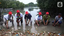 Jajaran anggota Indonesia Financial Group dari Asuransi Jasindo, Jasa Raharja, Jamkrindo Serang, dan Askrindo menanam pohon mangrove di sela-sela pemberian donasi pendidikan untuk anak nelayan di Pulau Tunda, Banten (02/10/2021). (Liputan6.com/HO/JMI)