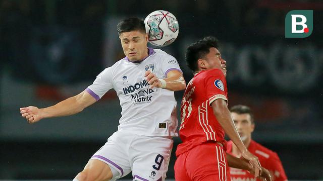 Foto: Aksi Gokil Bek Muda Persija, Tangguh di Darat dan Jaya Udara