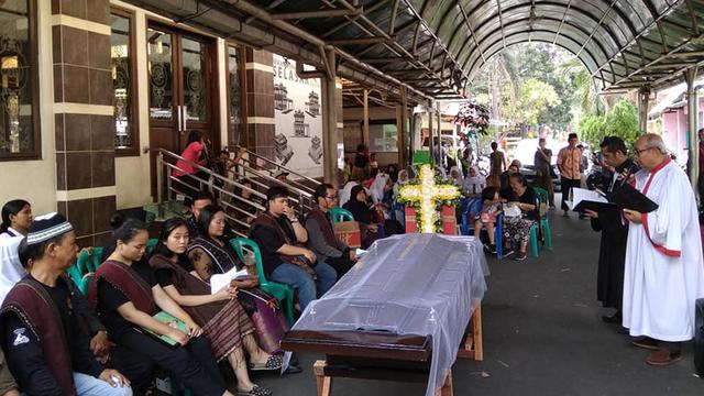 Viral Kebaktian Tutup Peti di Halaman Masjid