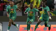 Penyerang Senegal, Sadio Mane (tengah) berselebrasi setelah mencetak gol ke gawang Brasil pada FIFA Matchday 2023 di Stadion Alvalade di Lisbon, Portugal, Rabu, 21 Juni 2023. (AP Photo/Armando Franca)