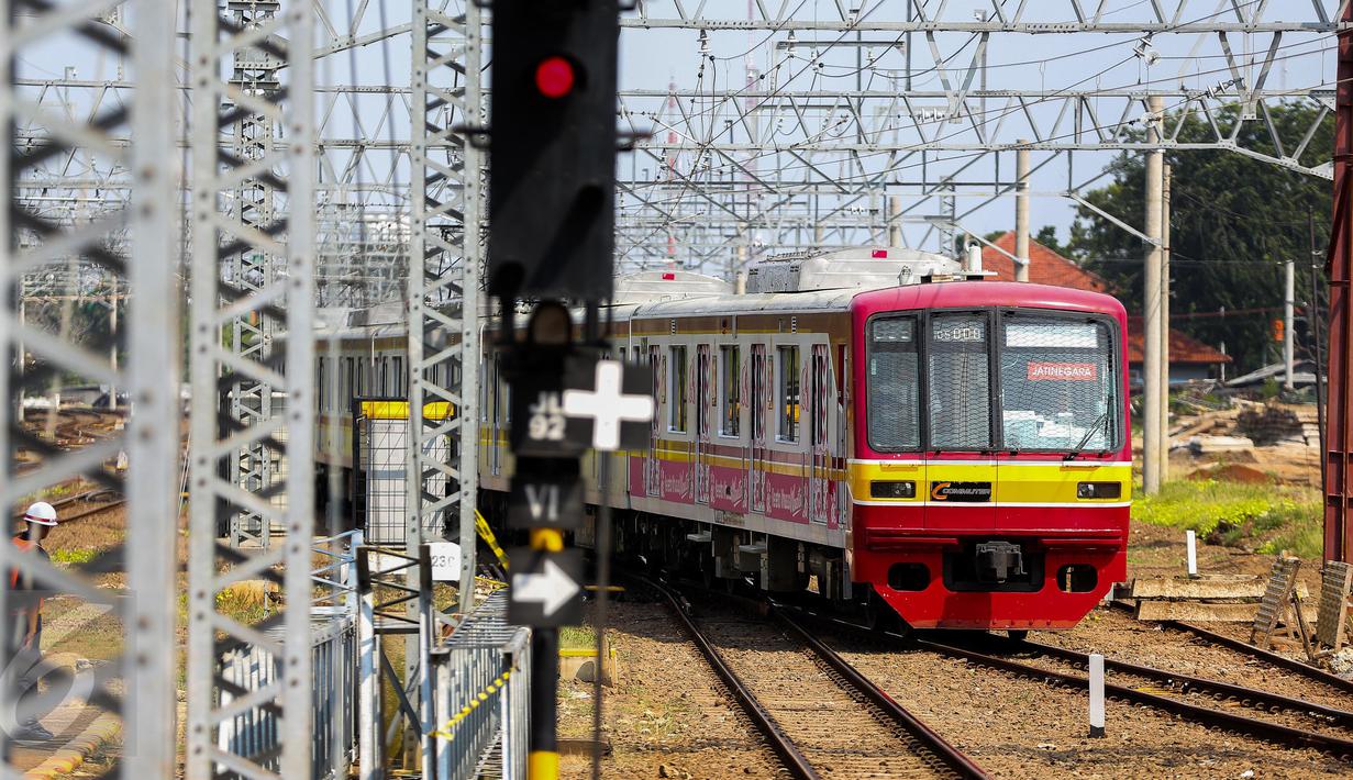 Kereta rel listrik (KRL) melintas di Stasiun Manggarai, Jakarta, Selasa (28/3). Perubahan rute tersebut direncanakan berlaku mulai 1 April besok. Perubahan ini untuk mengurai kepadatan yang sering terjadi di Stasiun Manggarai. (Liputan6.com/Faizal Fanani)