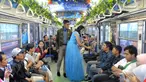Sebuah rangkaian KRL Commuter Line didekorasi bertema film Cinderella. Tokoh dongeng Cinderella memberikan bunga pada penumpang Commuter Line Jakarta - Bogor, Jakarta, Sabtu (14/02/2015). (Liputan6.com/Andrian M Tunay)