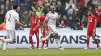 Andre Ayew usai mencetak gol ketiga Swansea di pertandingan melawan Liverpool / Reuters