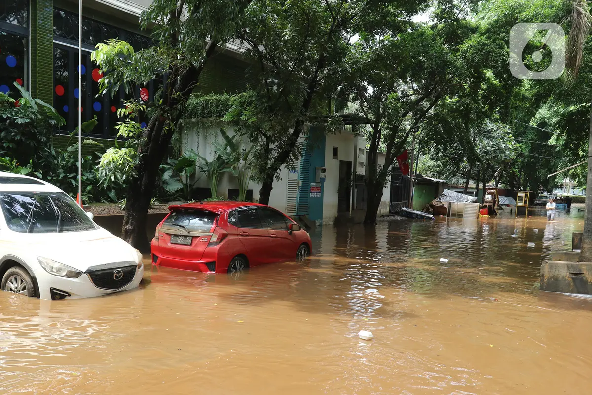 Banjir Rendam Sejumlah Mobil di Kemang