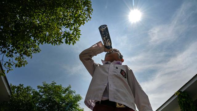 Cuaca Panas, Siswa SD di Aceh Kenakan Kipas Angin Portabel dan Perbanyak Minum Air