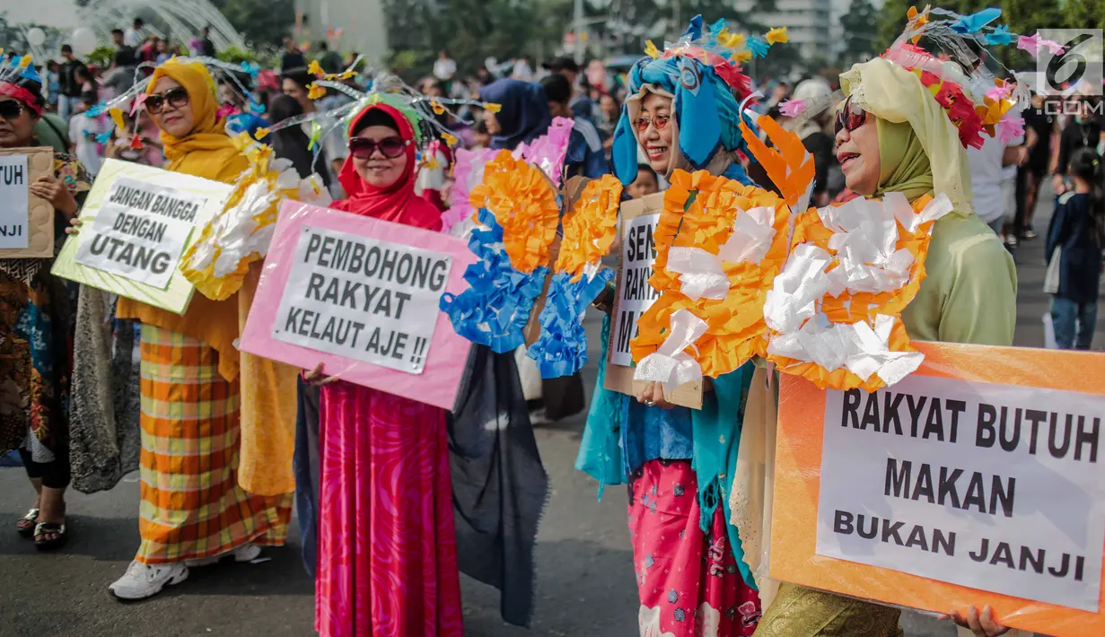 Sejumlah wanita yang tergabung dalam Emak-Emak Istana Cantik menggelar aksi saat car free day (CFD) di Bundaran HI, Jakarta, Minggu (4/8/2019). Dalam aksinya, mereka mengkritik kebijakan pemerintah soal ekonomi. (Liputan6.com/Faizal Fanani)