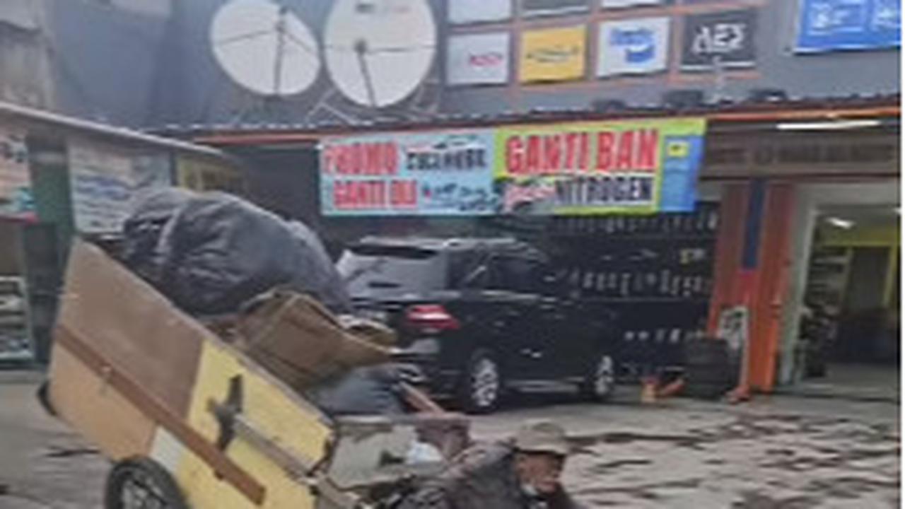 Kesaksian Ojol Temui Kakek Penarik Gerobak