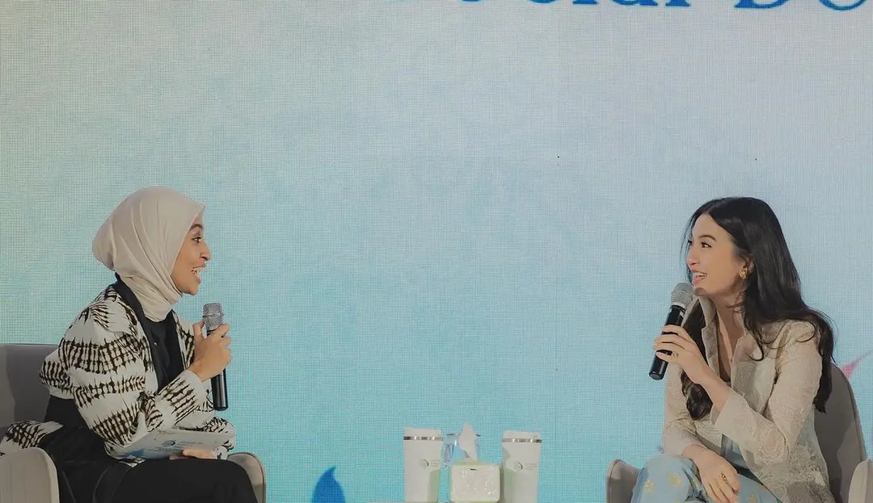 Ia mengenakan tanktop satin dengan celana tenun biru langit dengan motif emas yang cantik [@ralineshah]