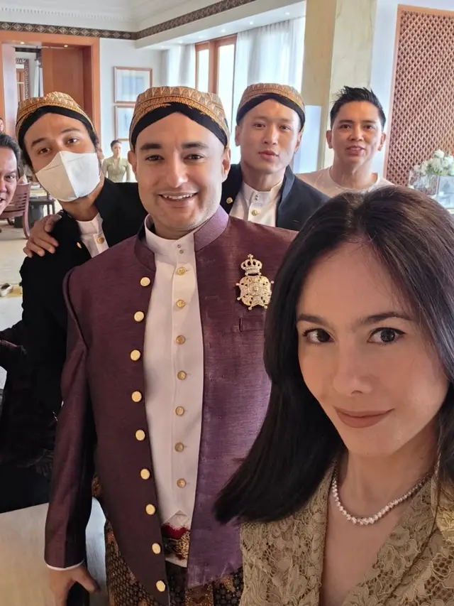 Wulan Guritno saat Jadi Bridesmaid pakai kalung. [@wulanguritno]