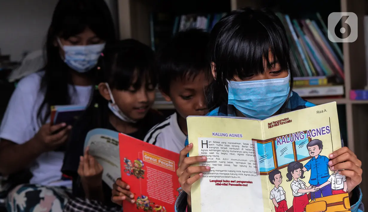 Anak-anak membaca buku saat PPKM Level 3 di Taman Baca Masyarakat Pekan Karya, Tangerang Selatan, Banten, Selasa (8/2/2022). Pemerintah daerah di wilayah aglomerasi Jabodetabek akhirnya bisa menghentikan proses PTM setelah ditetapkan sebagai daerah berstatus PPKM level 3. (Liputan6.com/Johan Tallo)
