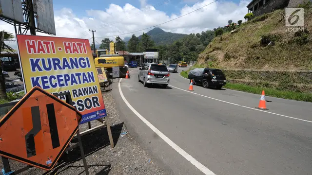 Jalur Longsor Puncak Pass
