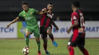 Striker Persipura, Marinus Wanewar, berebut bola dengan bek Bhyangkara FC, Indra Kahfi, pada laga Liga 1 Indonesia di Stadion Patriot, Bekasi, Sabtu (9/9/2017). Bhayangkara FC menang 2-1 atas Persipura. (Bola.com/Vitalis Yogi Trisna)