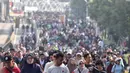 Kepadatan warga terlihat di sepanjang jalan Jenderal Sudirman dan MH Thamrin, Jakarta pada Minggu (8/6/2025). (Liputan6.com/Angga Yuniar)
