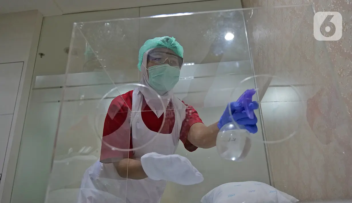 Perawat sedang menyemprotkan cairan disinfektan Kotak Akrilik di Emerald Health and Beauty by RSIA Tambak, Jakarta, Jumat (19/06/2020). Perawatan wajah dengan protokol kesehatan tetap menjadi prioritas klinik kecantikan di era new normal saat pandemi COVID-19. (Liputan6.com/Herman Zakharia)