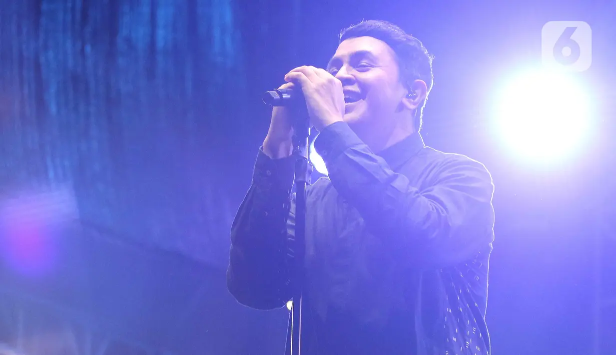 Membuka penampilan dengan lagu 'Satu Kali', suara merdu Tulus membuat area konser KapanLagi Buka Bareng BRI Festival 2024 mendadak sendu. (Liputan6.com/Herman Zakharia)