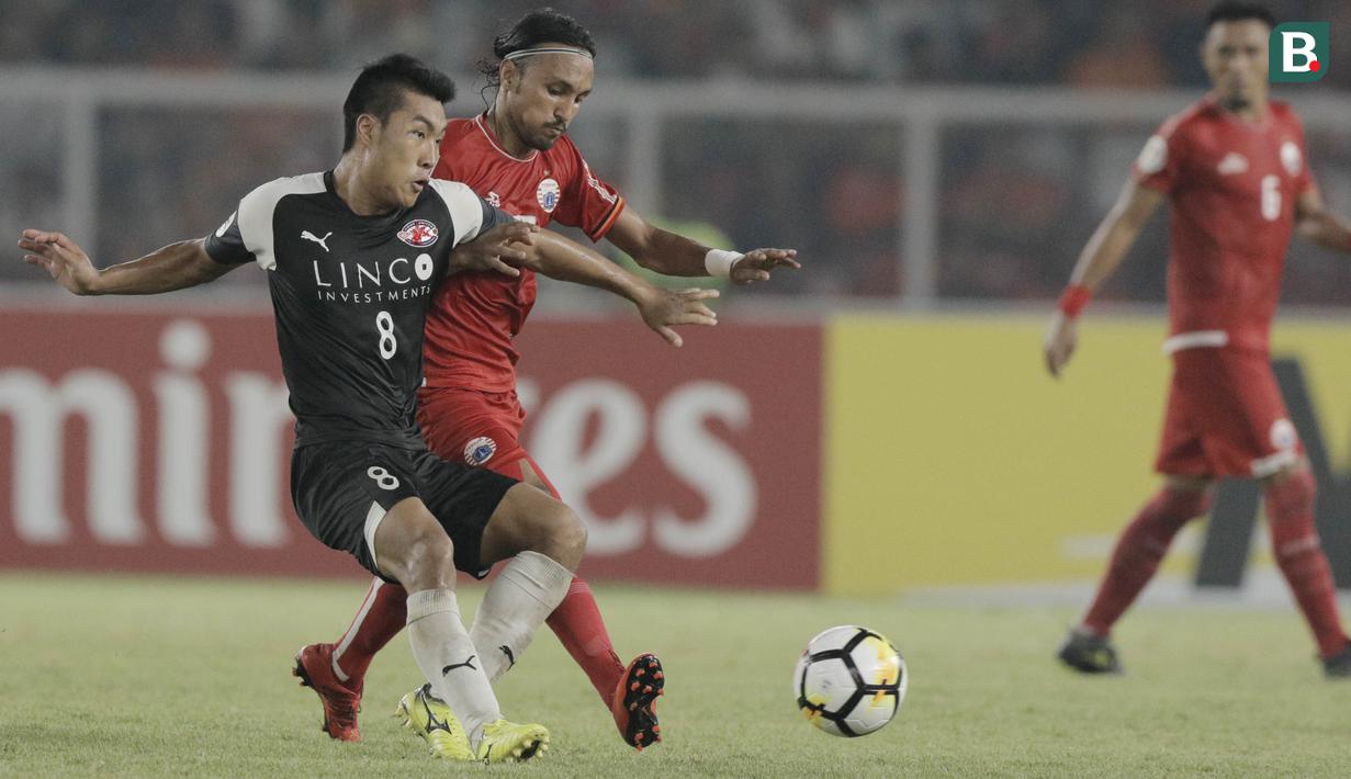 Gelandang Persija Jakarta, Rohit Chand, berebut bola dengan striker Home United, Song Ui-young, pada laga Piala AFC di SUGBK, Jakarta, Selasa (15/5/2018). Persija takluk 1-3 dari Home United. (Bola.com/M Iqbal Ichsan)